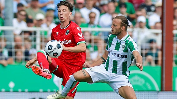 Hannovers Jannik Rochelt (l.) im Duell mit Münsters Jorrit Hendrix © IMAGO / Nordphoto 