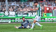 Hannovers Ron-Robert Zieler (l.) im Duell mit Münsters Malik Batmaz © IMAGO / Osnapix 