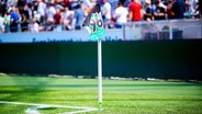 Eine Eckfahne mit dem Vereinsemblem von Hannover 96 im Stadion am Maschsee © picture alliance / Noah Wedel | Noah Wedel 