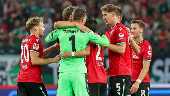 Die Spieler von Hannover 96 jubeln. © IMAGO / DeFodi 