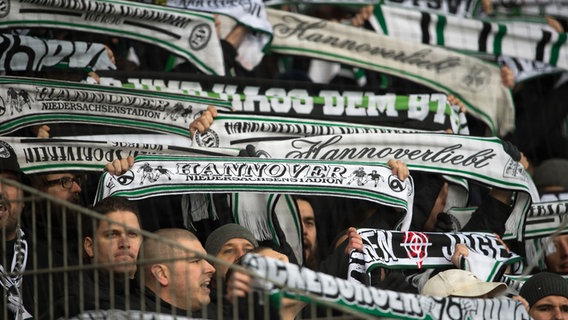 Fans von Hannover 96 im Niedersachsenderby bei Eintracht Braunschweig. © picture alliance / dpa Foto: Swen Pförtner