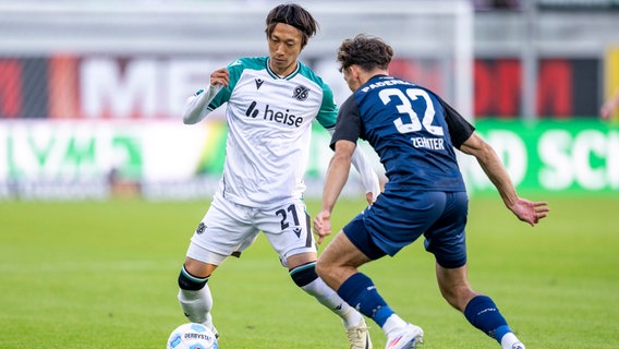 Szene aus dem Zweitliga-Spiel SC Paderborn - Hannover 96 © picture alliance/dpa Foto: David Inderlied