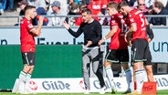 96-Trainer Stefan Leitl (Mitte) und die Spieler von Hannover 96 © picture alliance / Noah Wedel 