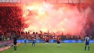 Fans von Hannover 96 zünden Pyrotechnik im Spiel beim 1. FC Magdeburg © imago images Foto: Jan Huebner