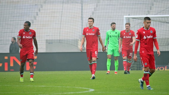 Hannovers Spieler sind enttäuscht © Imago Images Foto: Fabian Kleer