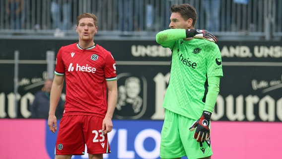 Hannovers Marcel Halstenberg (l.) und Ron-Robert Zieler sind enttäuscht © Imago Images Foto: Fabian Kleer