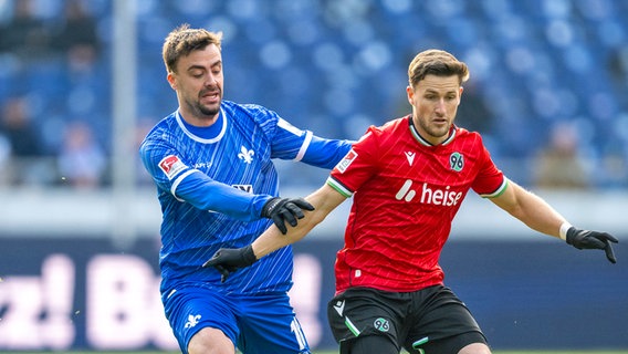 Darmstadts Philipp Förster (l.) und Hannovers Enzo Leopold kämpfen um den Ball © dpa Bildfunk Foto: David Inderlied