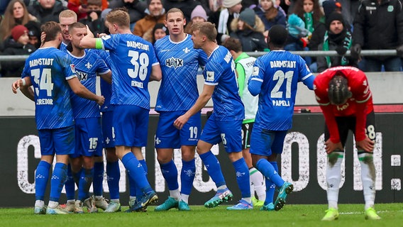 Darmstadts Spieler bejubeln einen Treffer © Imago Images 