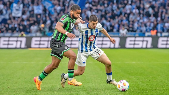 Brooklyn Ezeh (l.) von Hannover 96 im Duell mit  Ibrahim Maza von Hertha BSC © IMAGO / Beautiful Sports 