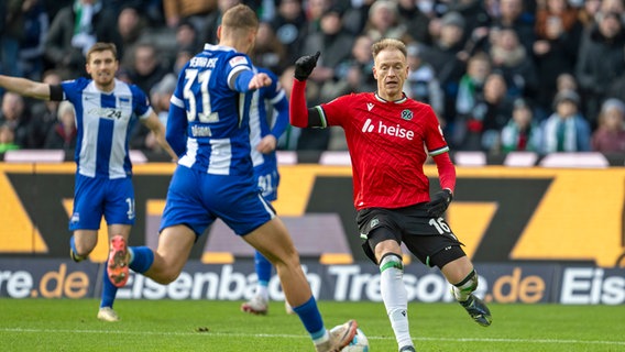 Berlins Marton Dardai (l.) und Hannovers Havard Nielsen kämpfen um den Ball © picture alliance Foto: dpa | David Inderlied