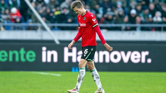 Hannovers Fabian Kunze verlässt nach seinem Platzverweis den Platz © picture alliance Foto: dpa | David Inderlied