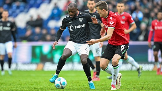 Hannovers Fabian Kunze (r.) im Zweikampf mit Münsters David Kinsombi © Imago Images 