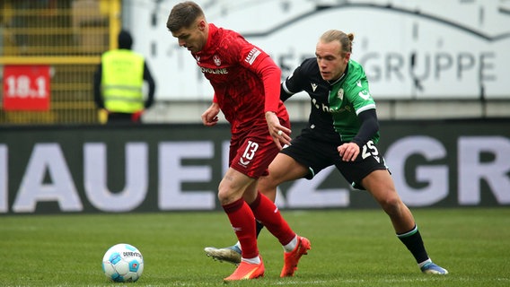 Hannovers Lars Gindorf (r.) im Zweikampf mit Kaiserslauterns Erik Wekesser © Imago Images 