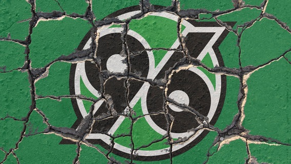 Das Logo von Hannover 96 von Rissen durchzogen © IMAGO/Ralph Peters 