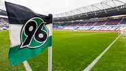 Eine Eckfahne mit dem Wappen von Hannover 96 © picture alliance / firo Sportphoto | Max Ellerbrake 