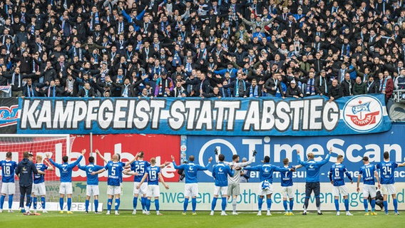 Die Spieler von Hansa Rostock lassen sich von ihren Fans feiern. © IMAGO / Fotostand 