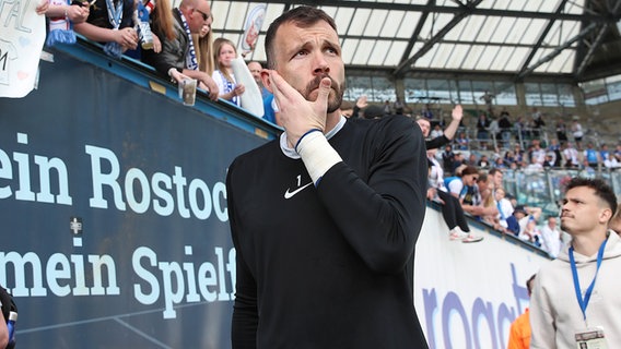 Keeper Markus Kolke vom FC Hansa Rostock geht nach dem Zweitliga-Abstieg durch die Fankurve © IMAGO / Jan Huebner 