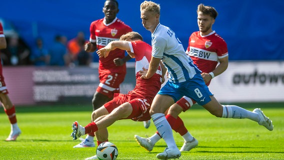 Cedric Harenbrock vom FC Hansa Rostock (vorne) gegen Tom Barth von VfB Stuttgart II © IMAGO / Ostseephoto 