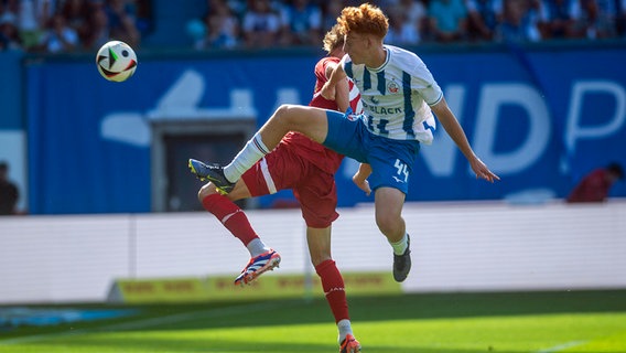 Tim Krohn vom FC Hansa Rostock (vorne) gegen Leon Reichardt (VfB Stuttgart II) © IMAGO / Ostseephoto 