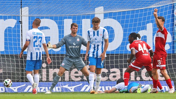 Frust bei den Spielern des FC Hansa Rostock nach dem 1:1-Ausgleichstreffer des VfB Stuttgart II © IMAGO / Sportfoto Rudel 