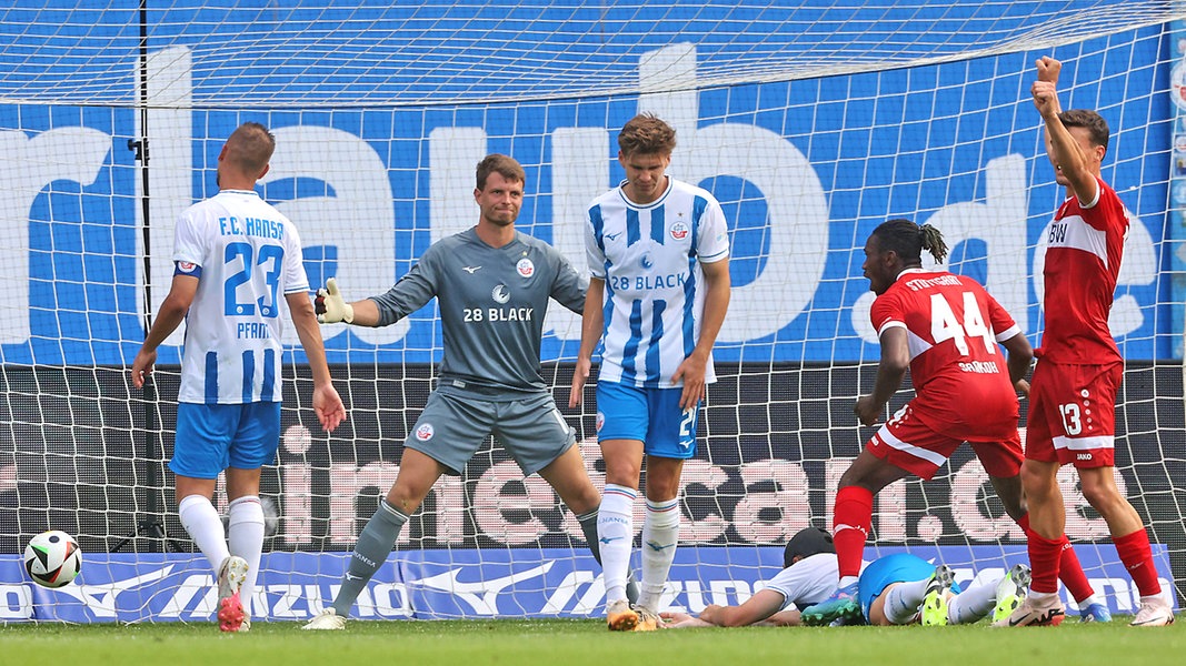 Frust bei den Spielern des FC Hansa Rostock nach dem 1:1-Ausgleichstreffer des VfB Stuttgart II 