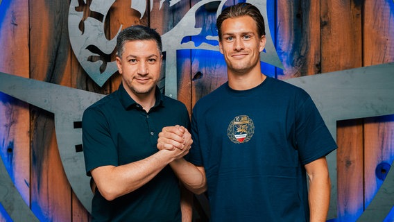 Sigurd Haugen (r.) mit Amir Shapourzadeh (Direktor Profi-Fußball beim F.C. Hansa Rostock) © F.C. Hansa Rostock 