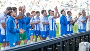 Die Hansa-Spieler nach dem Heimspiel gegen Mannheim vor der eigenen Fankurve. © imago images / Fotostand 