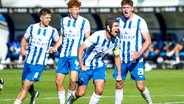 Die Spieler von Hansa Rostock bejubeln einen Treffer. © IMAGO/Fotostand 