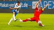 Unterhachings Sebastian Maier (r.) wirft sich in einen Schuss von Alexander Rossipal © IMAGO / Ostseephoto 