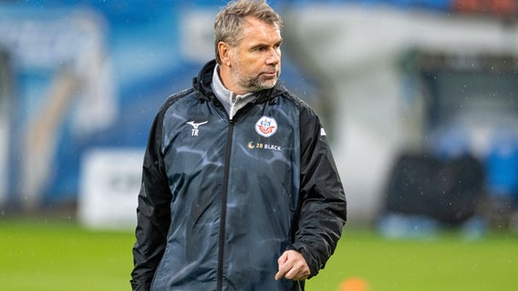 Hansa Rostocks Trainer Bernd Hollerbach © IMAGO / Fotostand 