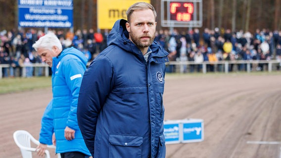 Co-Trainer Dirk Flock und Trainer Dirk Brinkmann (v.l.) vom Fußball-Drittligsten FC Hansa Rostock © IMAGO / Andy Bünning 