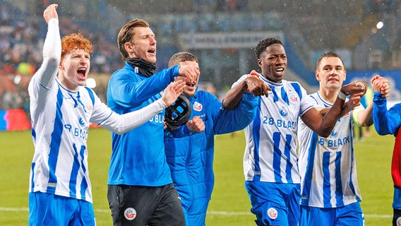 Die Fußballer des FC Hansa Rostock bejubeln ihren 1:0-Sieg gegen den SV Sandhausen © IMAGO / Andy Bünning 