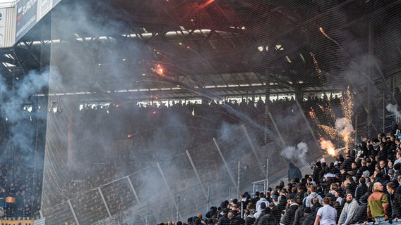 Auf den Tribünen des Ostseestadions wird Pyrotechnik in den Gästeblock geschossen. © picture alliance / Fotostand 