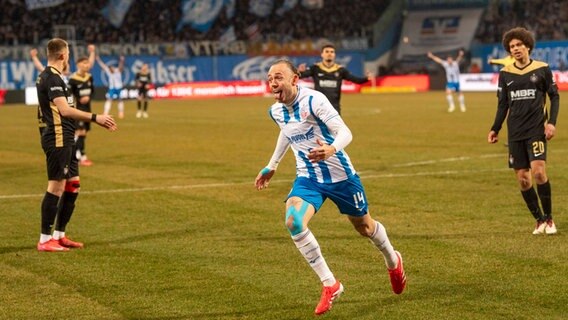 Spielszene Hansa Rostock - Erzgebirge Aue © IMAGO / Ostseephoto 