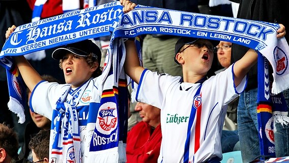 Fans des FC Hansa Rostock © picture-alliance/dpa-Zentralbild Foto: Bernd Wüstneck