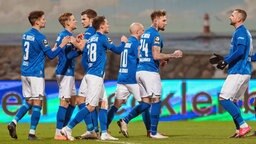 Die Spieler des FC Hansa Rostock bejubeln das 1:0 gegen Türkgücü München