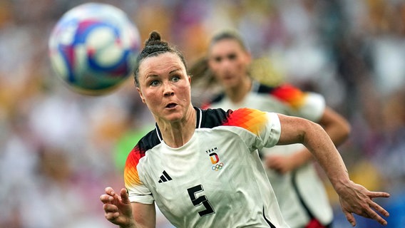 Marina Hegering sprintet dem Ball hinterher. © picture Alliance / ASSOCIATED PRESS | Daniel Cole 