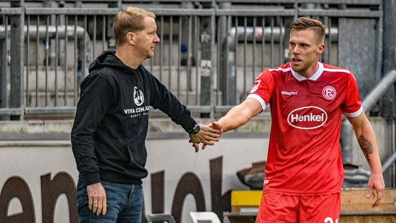 Trainer Timo Schultz vom FC St. Pauli (l.) mit Ex-Mitspieler Rouwen Hennings von Fortuna Düsseldorf © imago images/Oliver Ruhnke 