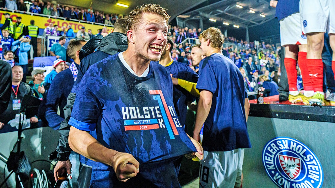 Fiete Arp bejubelt den Bundesliga-Aufstieg von Holstein Kiel 