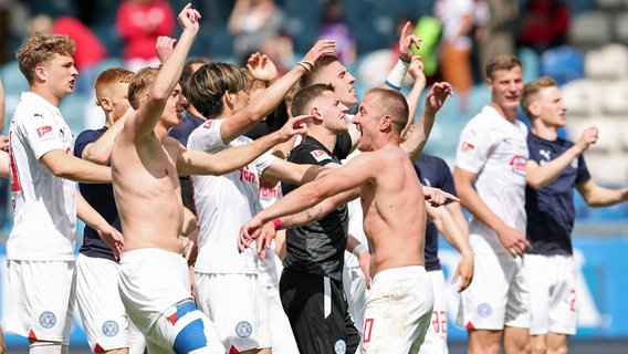 Jubel bei den Fußballern von Holstein Kiel. © Witters Foto: Witters