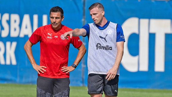 Trainer Marcel Rapp und Carl Johansson (v.l.) von Holstein Kiel © IMAGO / Frank Peter 