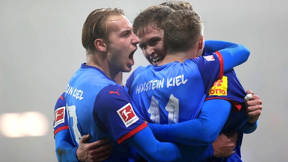 Holstein Kiel: Torjubel durch Alexander Bernhardsson (l. Timo Becker) © imago images Foto: Susanne Hübner