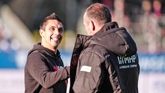 Trainer Marcel Rapp (l.) von Holstein Kiel begrüßt Heidenheims Coach Frank Schmidt © IMAGO / Eibner 