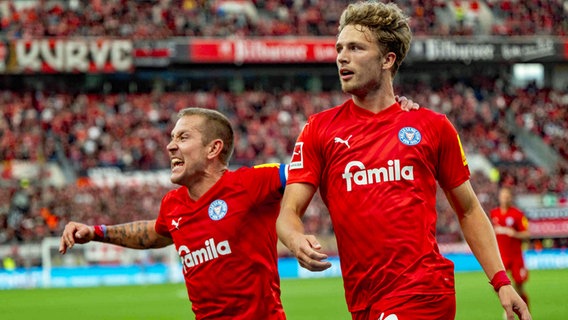 Die Kieler Lewis Holtby (l.) und Fiete Arp jubeln © IMAGO/DeFodi Images Foto: Wolfgang Denkinger