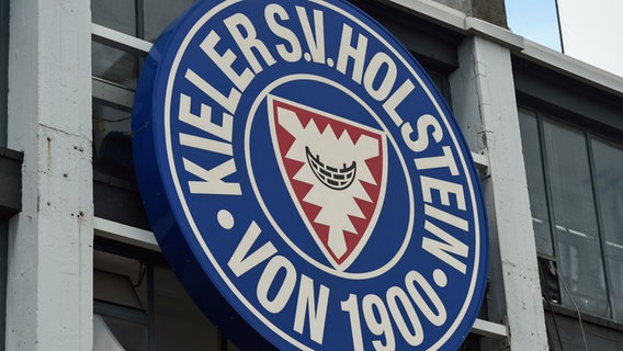 Das Loge von Holstein KIel an der Außenwand des Holstein-Stadions. © picture-alliance / dpa Foto: Christophe Gateau