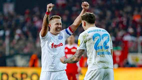 Lewis Holtby (l.) und Nicolai Remberg von Holstein Kiel jubeln © IMAGO/Contrast Foto: O.Behrendt