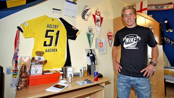 Fußball-Profi Lewis Holtby während seiner Zeit bei Alemannia Aachen in seinem Zimmer © IMAGO / Norbert Schmidt 