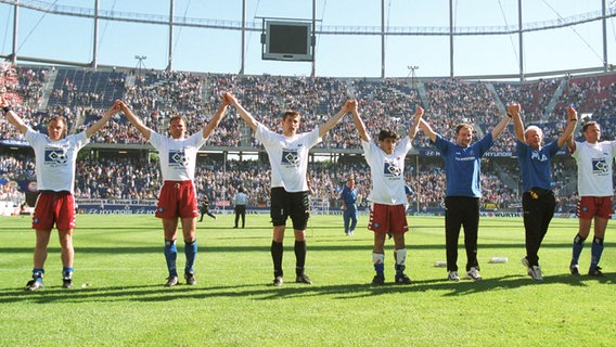 2000: Die HSV-Profis feiern den Einzug in die Champions League. © Witters Foto: Vivien Venzke