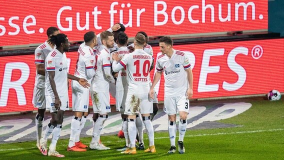 Cheers among the HSV professionals after the 1-0 win in Bochum © picture alliance / dpa |  Marcel Kusch 