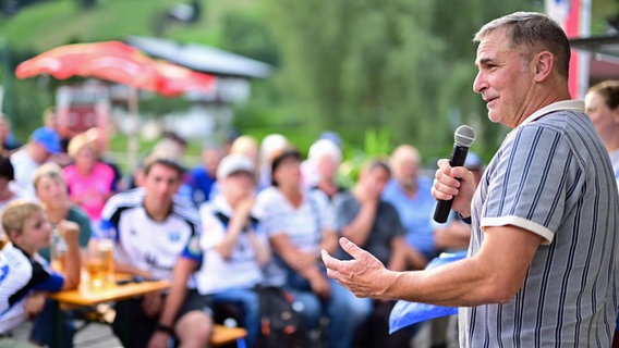 HSV-Sport-Vorstand Stefan Kuntz spricht im Trainingslager vor Fans. © Witters 